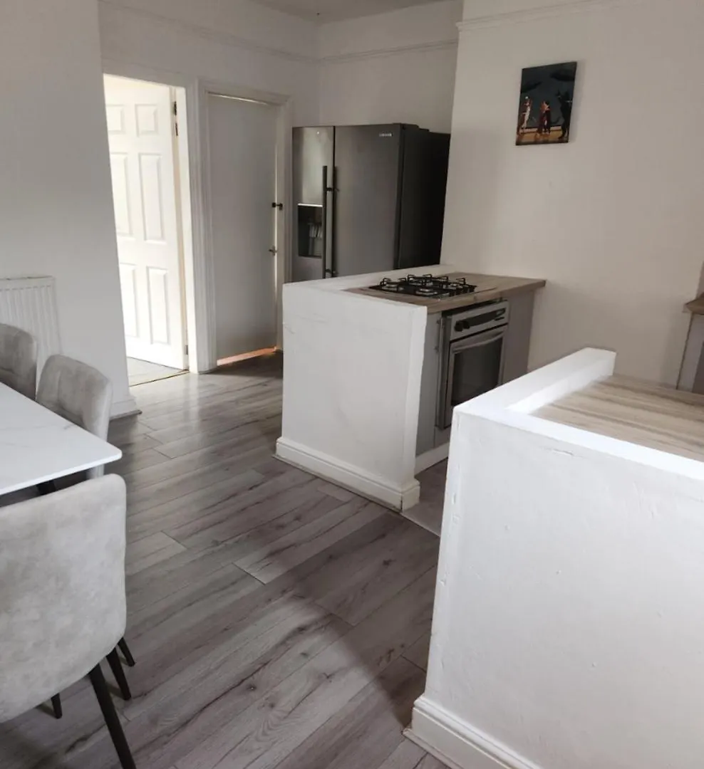 Doncaster Serviced Accommodation - Apartments - 3 Bed House-Close To A1 & M18 - Contractors - Business Travellers - Families
