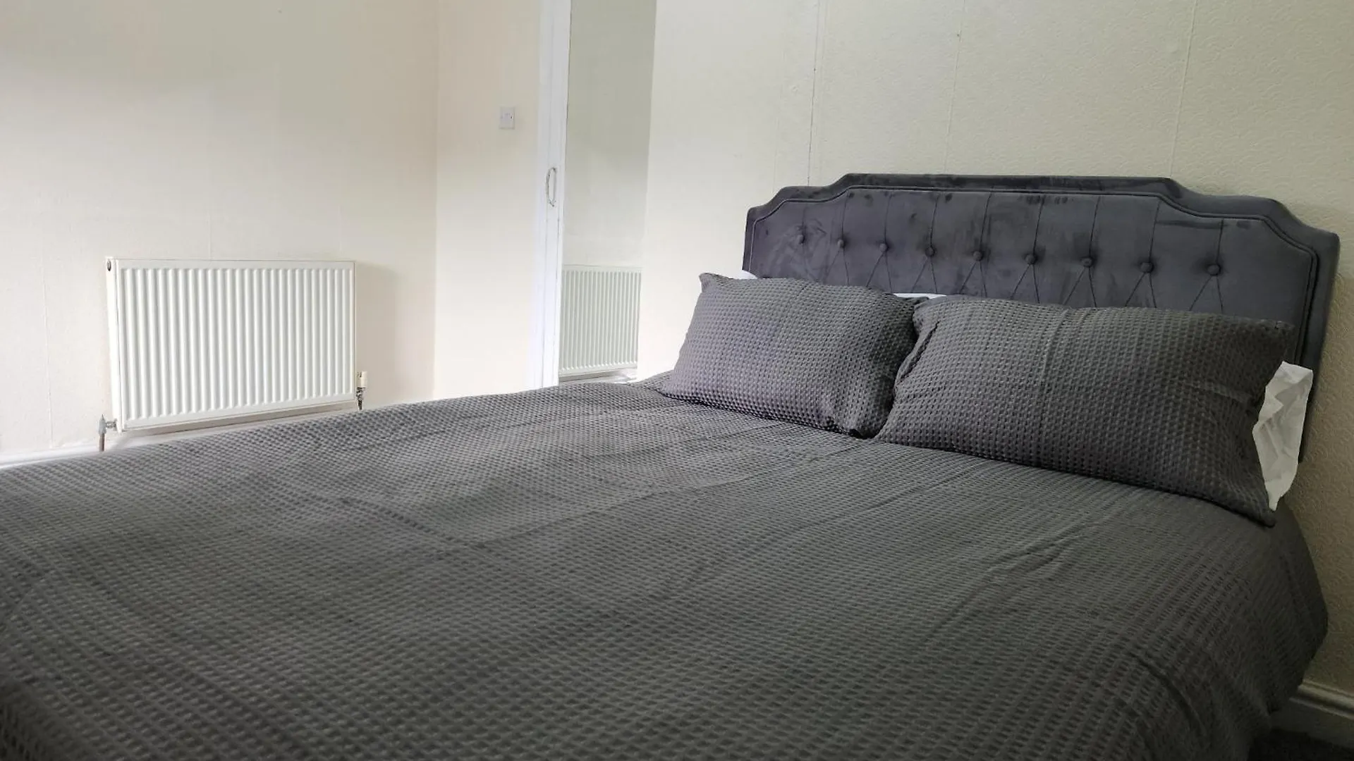 Doncaster Serviced Accommodation - Apartments - 3 Bed House-Close To A1 & M18 - Contractors - Business Travellers - Families 0*,